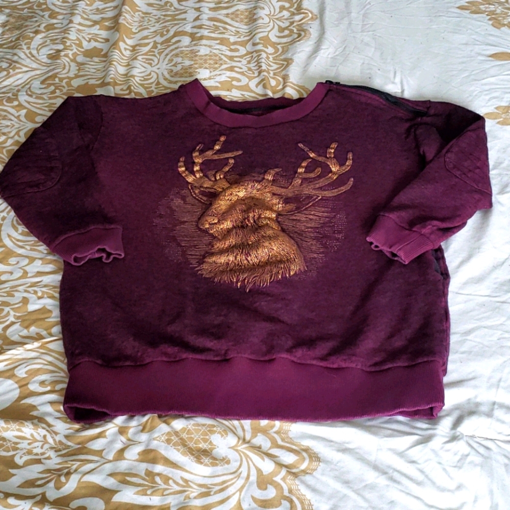 2/$15🦇 Stag sweater